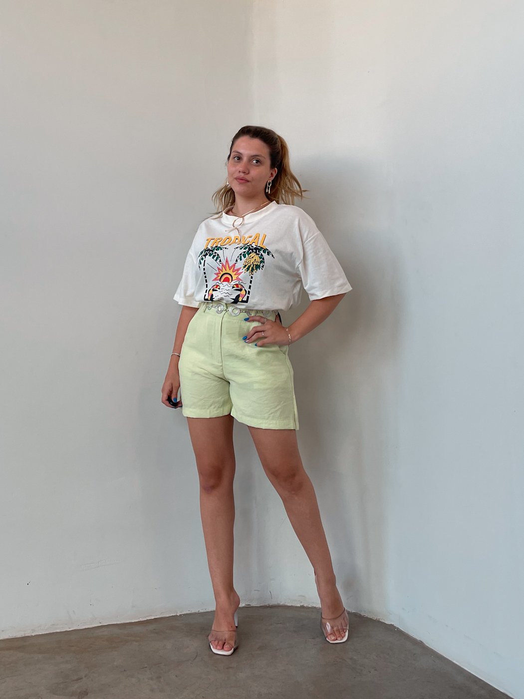 14 camiseta feminina oversized com estampa frontal tropical taina