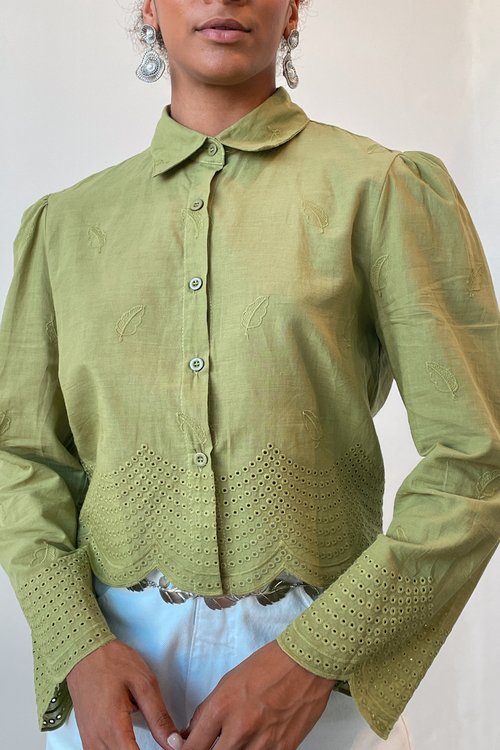 Camisa Feminina Cropped com Bordados e Lese na Manga e Barrado Eloah - Verde Militar