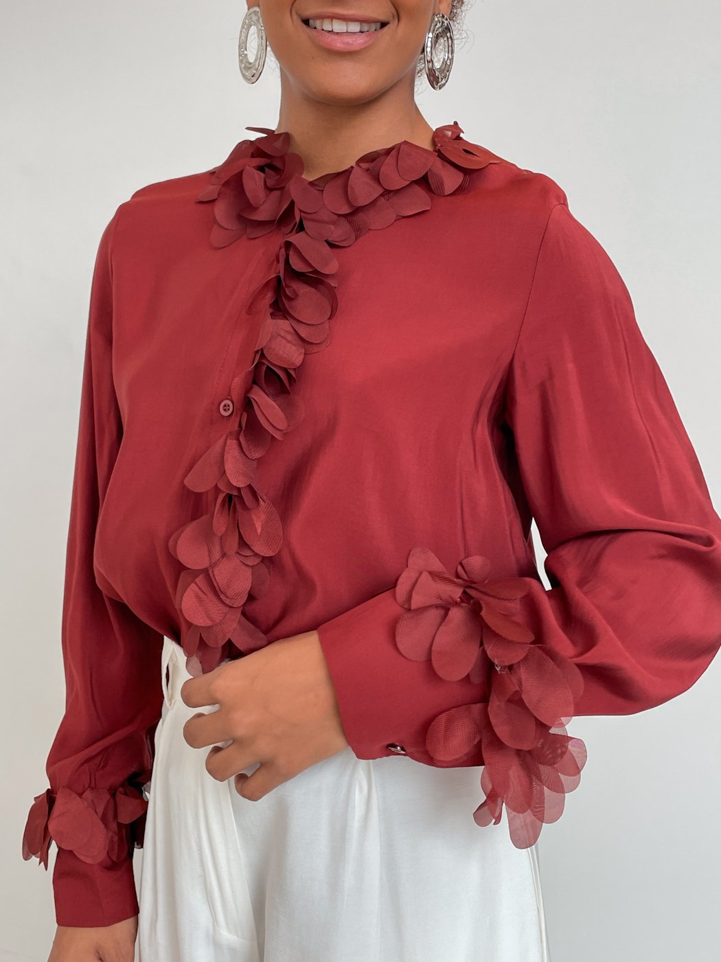 10 camisa feminina aplicacao de flores com toque acetinado katarina