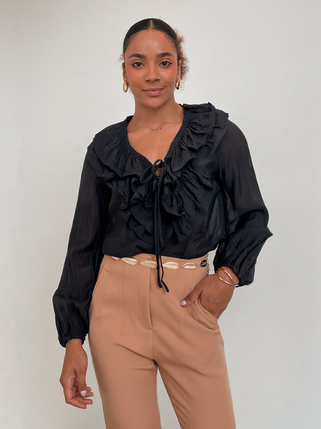 05 blusa com leve transparencia e babado duplo e amarracao na gola colette