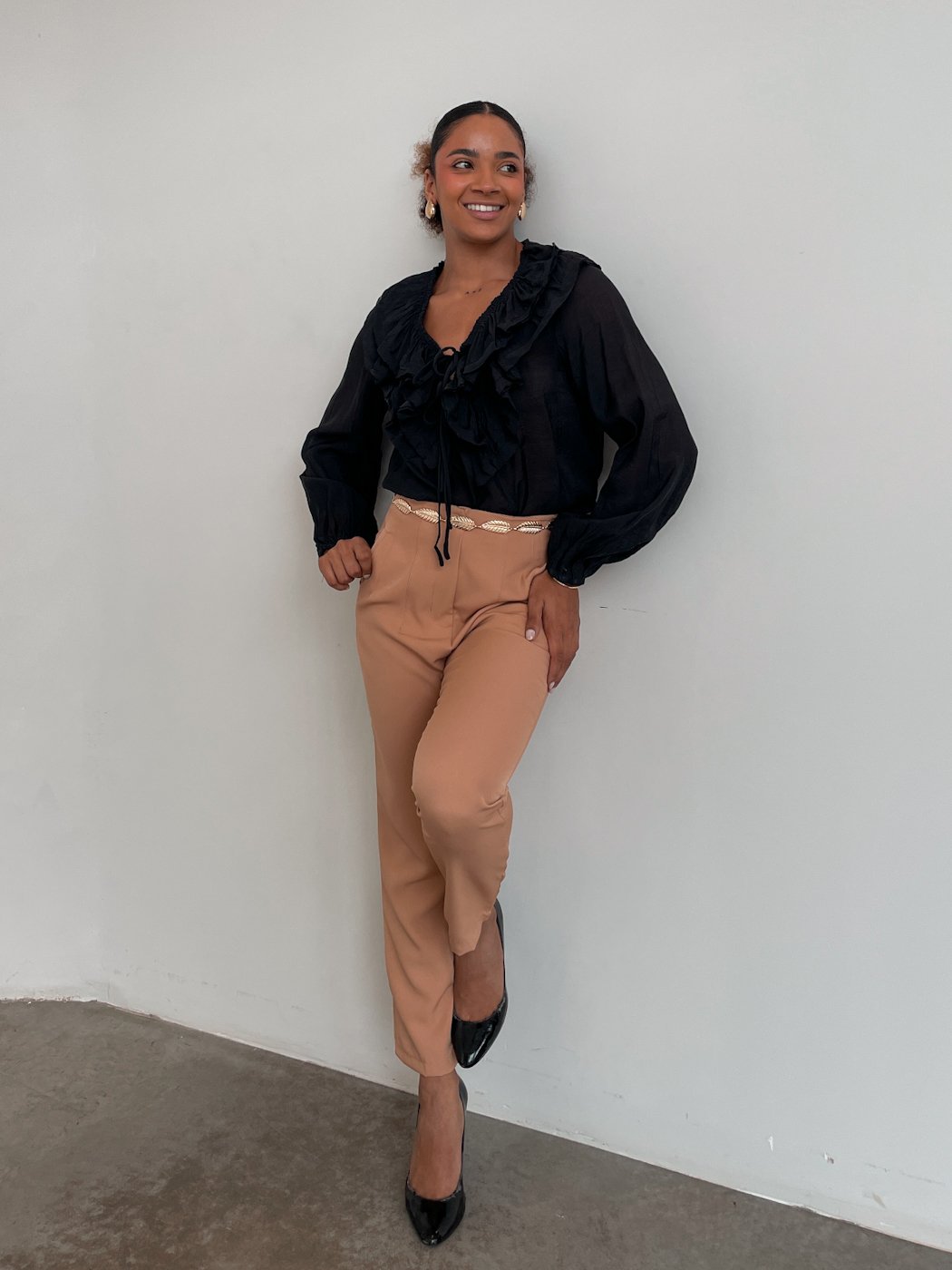 07 blusa com leve transparencia e babado duplo e amarracao na gola colette
