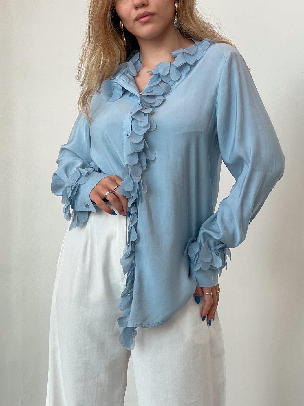 21 camisa feminina aplicacao de flores com toque acetinado katarina