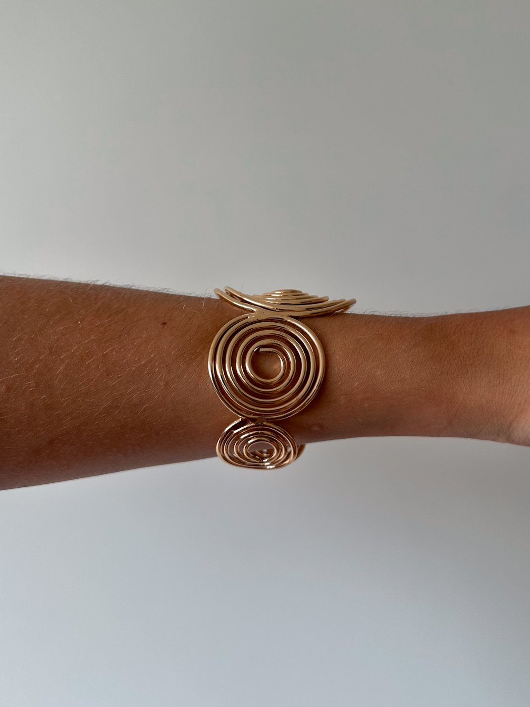 01 bracelete feminino com formato em epiral sophia