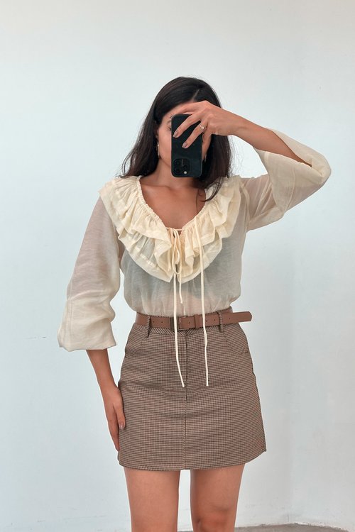 Blusa com Leve Transparência e Babado Duplo e Amarração na Gola Amara - Amarelo