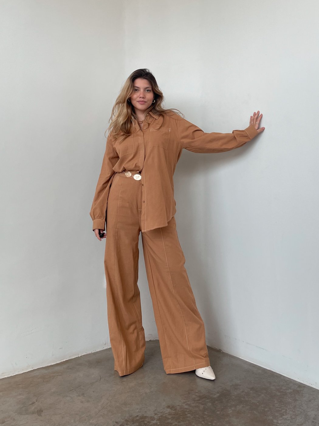 09 conjunto camisa e calca pantalona com costura pespontada malu
