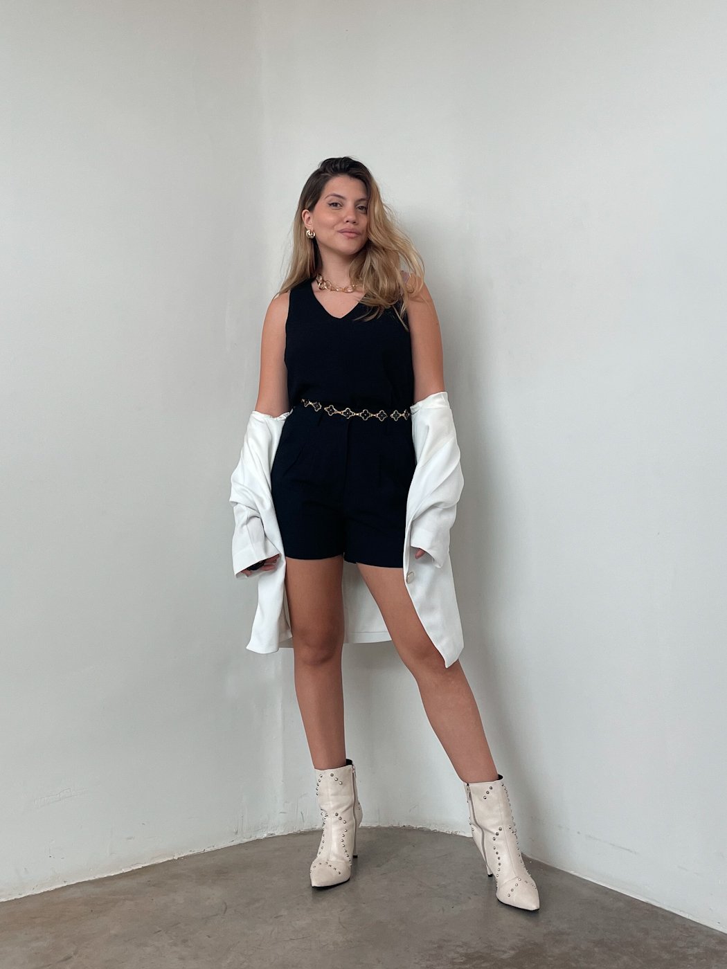 04 conjunto feminino regata com decote v e short social ambar