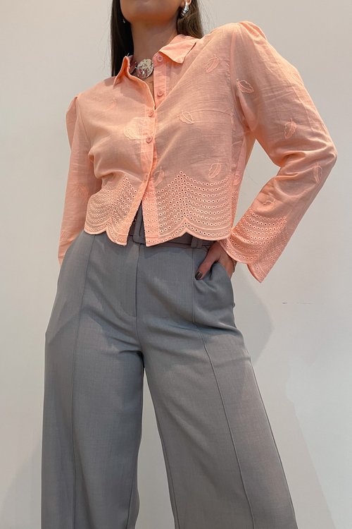 Camisa Feminina Cropped com Bordados e Lese na Manga e Barrado Eloah - Salmão