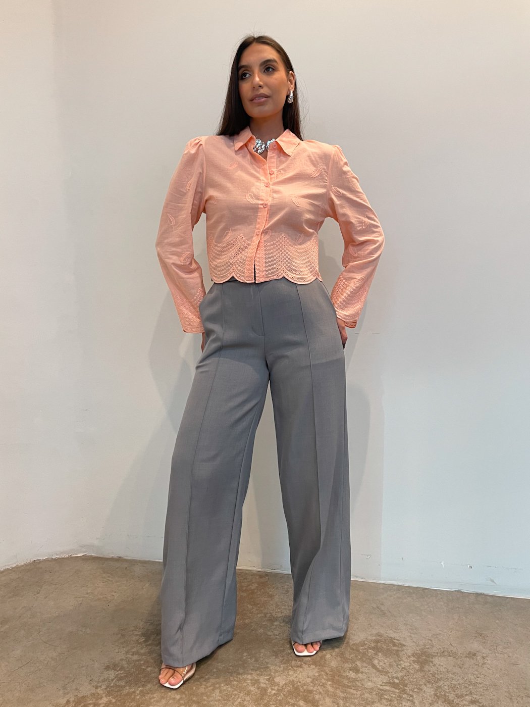 31 camisa feminina cropped com bordados e lese na manga e barrado eloah