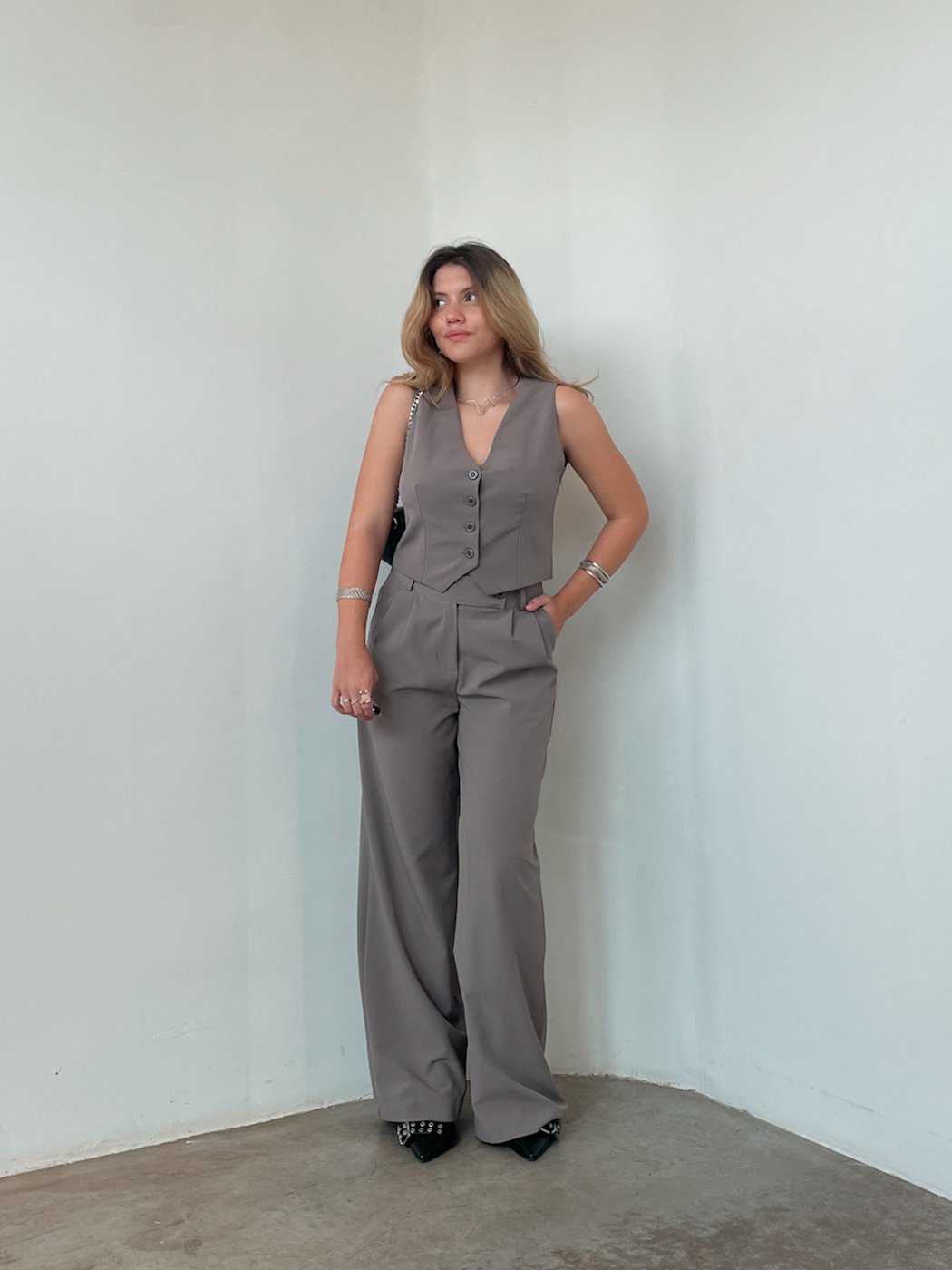 29 conjunto colete e calca pantalona de alfaiataria renata