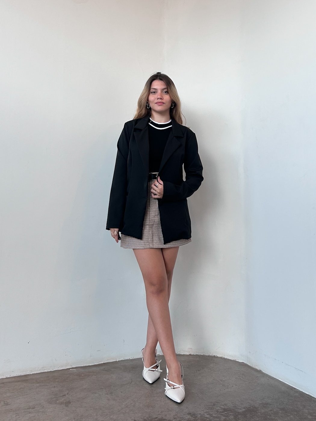14 saia curta xadrez com cinto de fivela de alfaiataria samantha