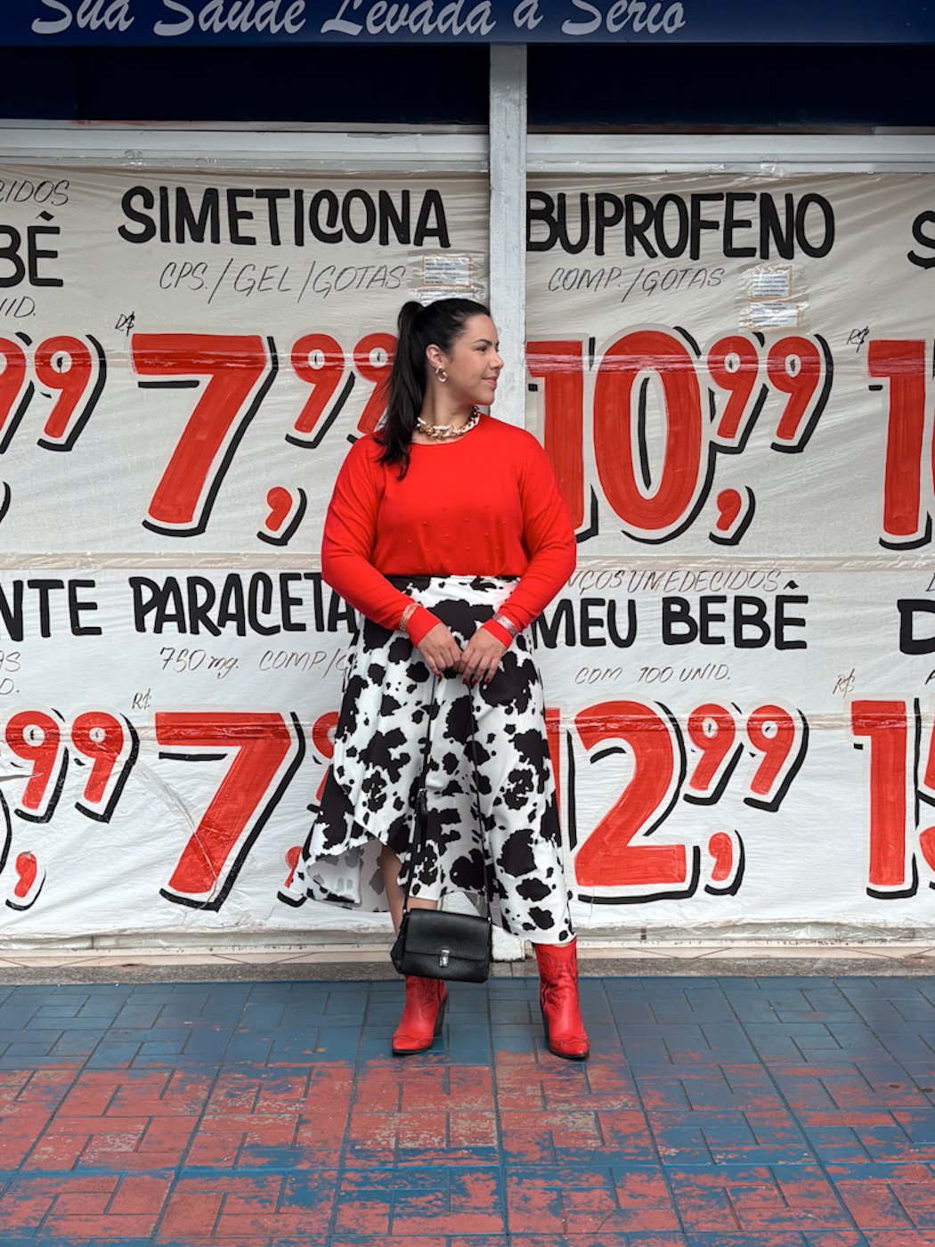 01 saia envelope midi com estampa animal print de vaca emily