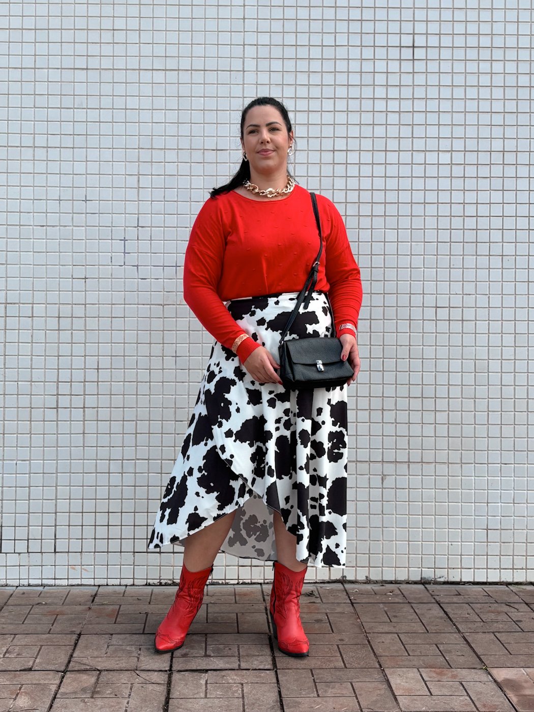 03 saia envelope midi com estampa animal print de vaca emily