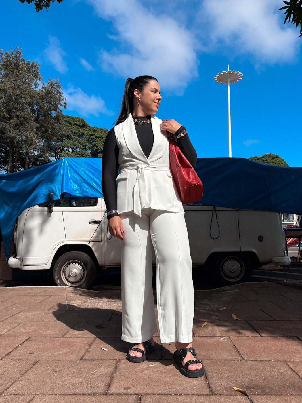 05 conjunto de colete alingado com cinto faixa e calca pantalona com nervura mel