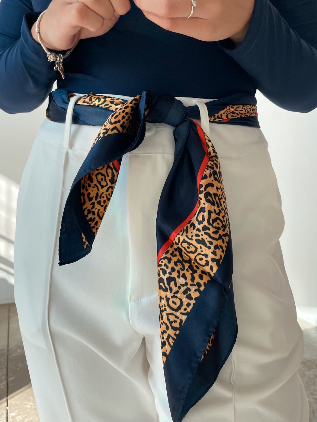 01 lenco acetinado com borda animal print margarida