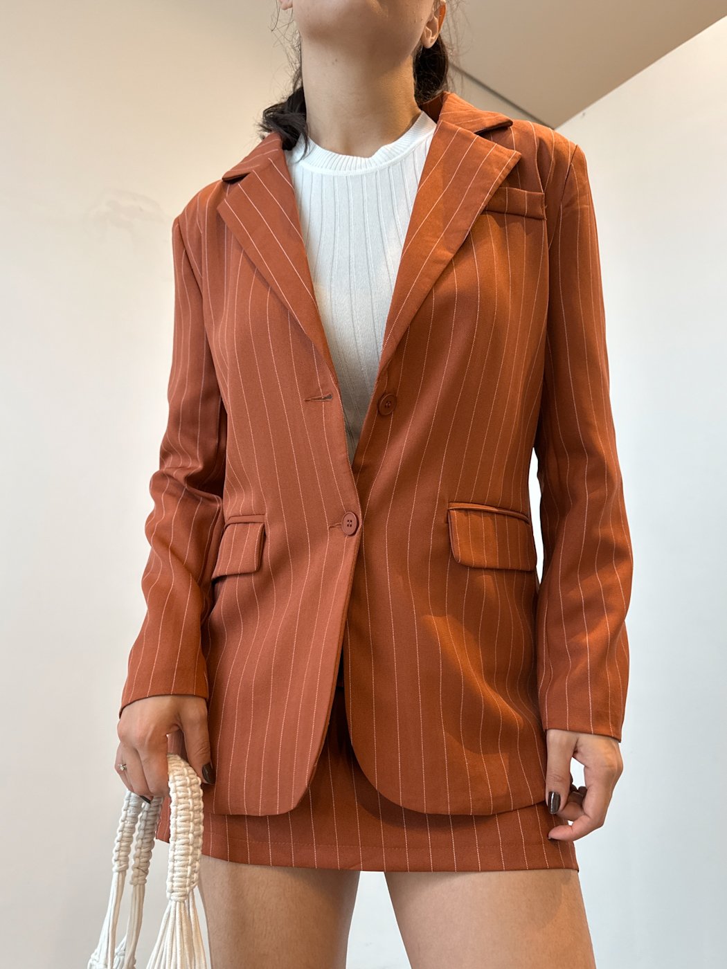 13 conjunto blazer e saia alfaiataria risca de giz aline
