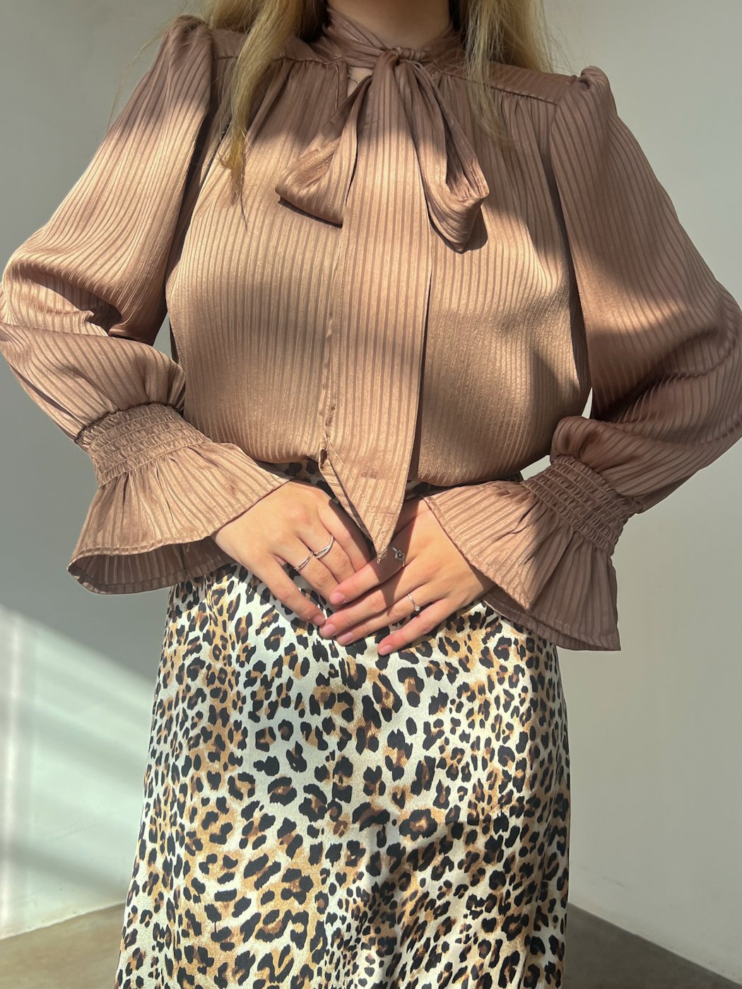 02 camisa feminina listrada acetinada com gravata de amarrar com punho manga mamua isa