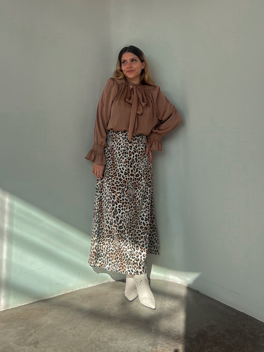 06 camisa feminina listrada acetinada com gravata de amarrar com punho manga mamua isa