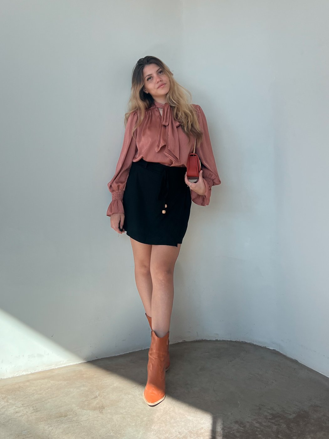 08 camisa feminina listrada acetinada com gravata de amarrar com punho manga mamua isa