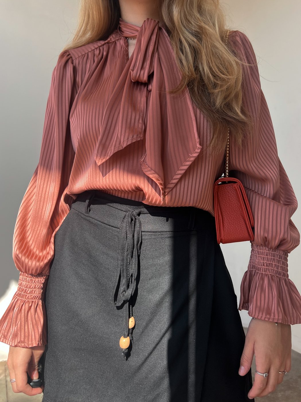 09 camisa feminina listrada acetinada com gravata de amarrar com punho manga mamua isa