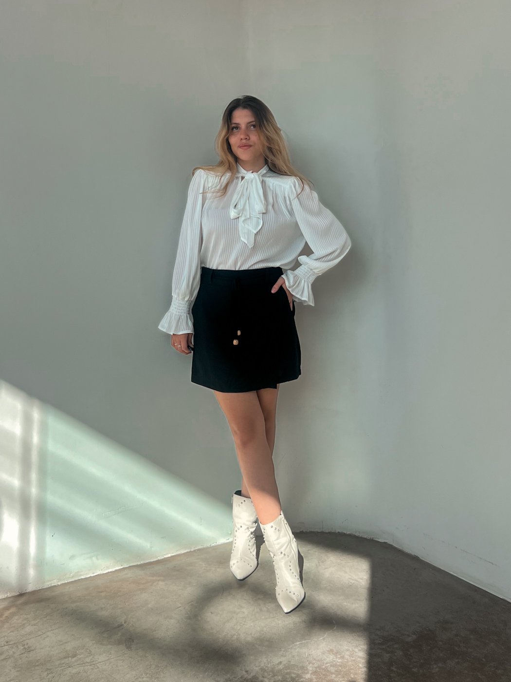 13 camisa feminina listrada acetinada com gravata de amarrar com punho manga mamua isa