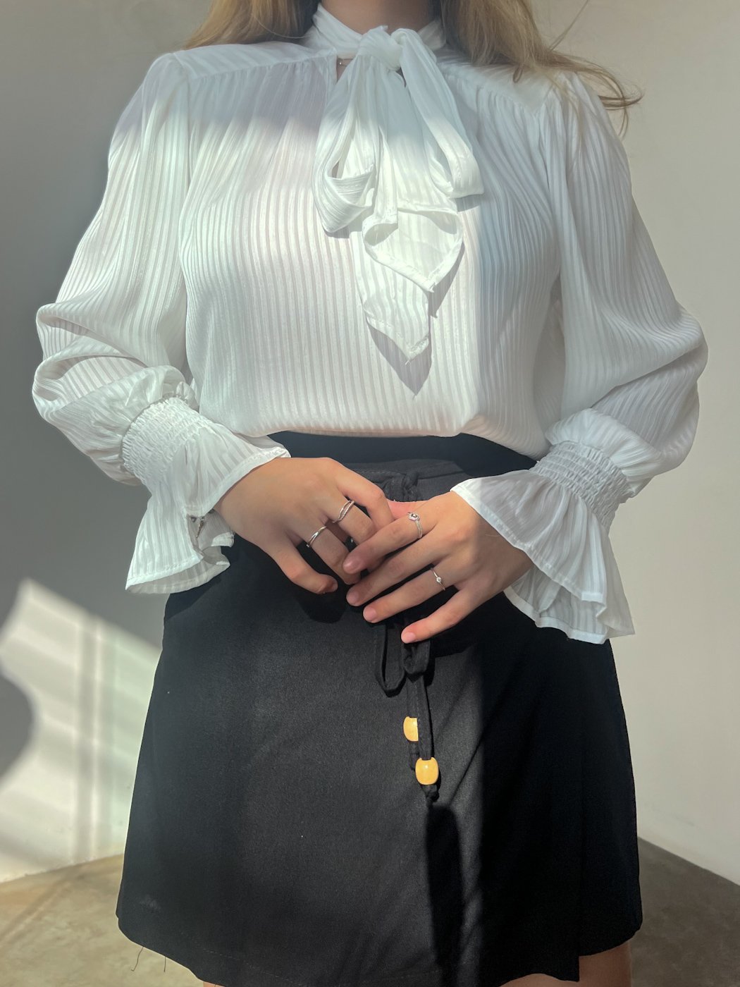 19 camisa feminina listrada acetinada com gravata de amarrar com punho manga mamua isa