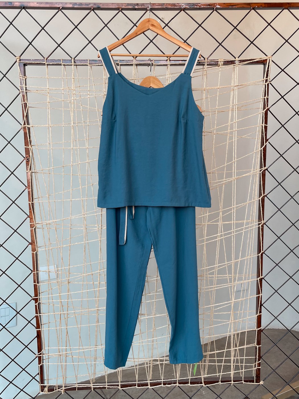 01 conjunto feminino regata vies e calca faixa esportiva e fenda plus maiara