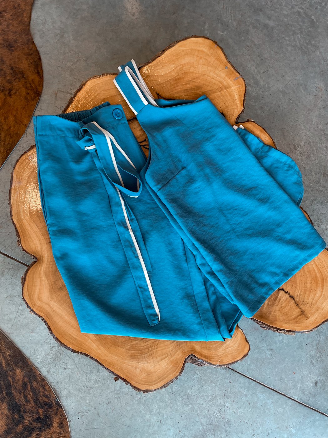 02 conjunto feminino regata vies e calca faixa esportiva e fenda plus maiara