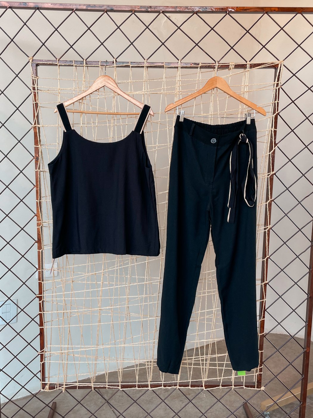 03 conjunto feminino regata vies e calca faixa esportiva e fenda plus maiara