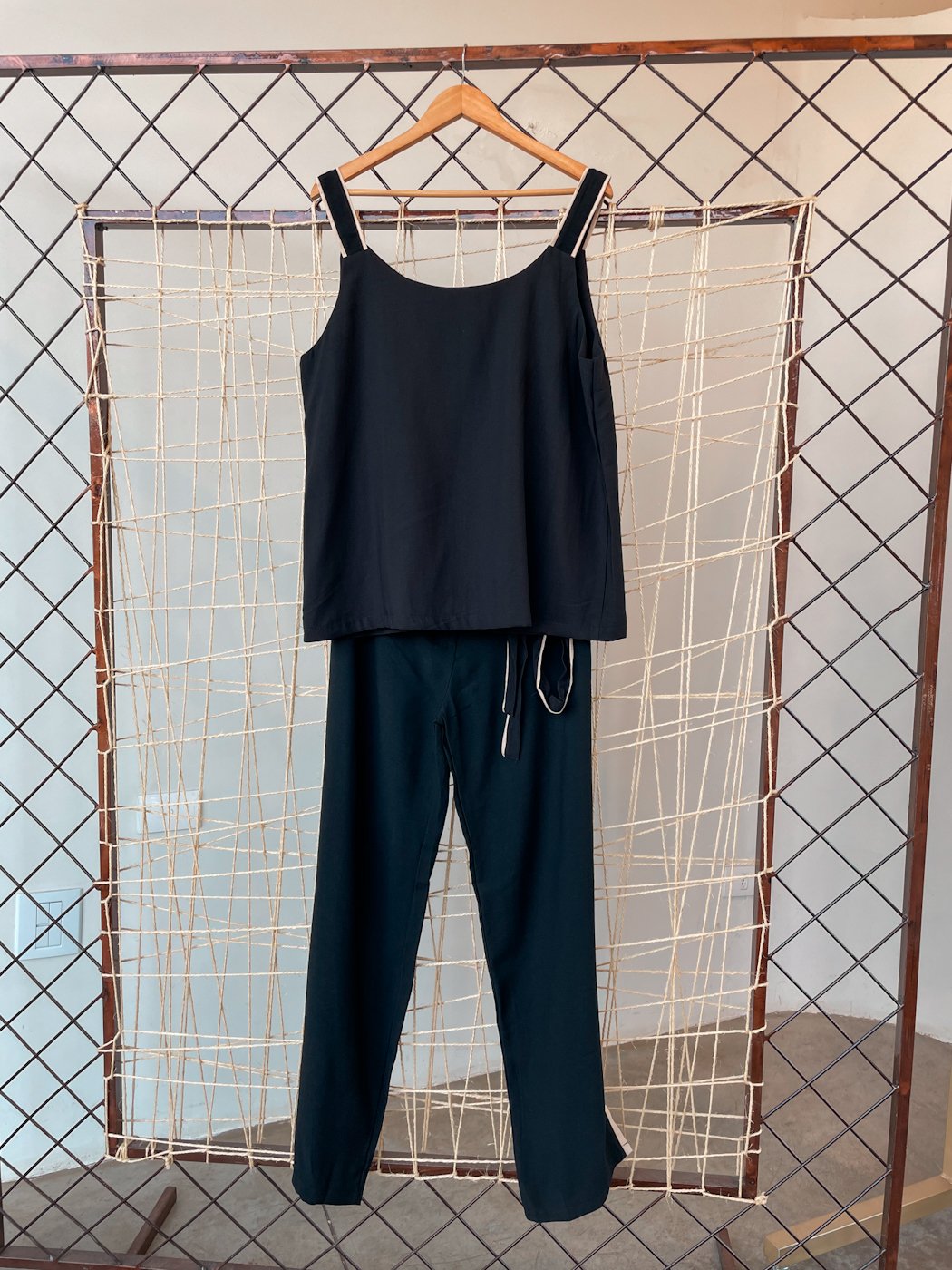 04 conjunto feminino regata vies e calca faixa esportiva e fenda plus maiara