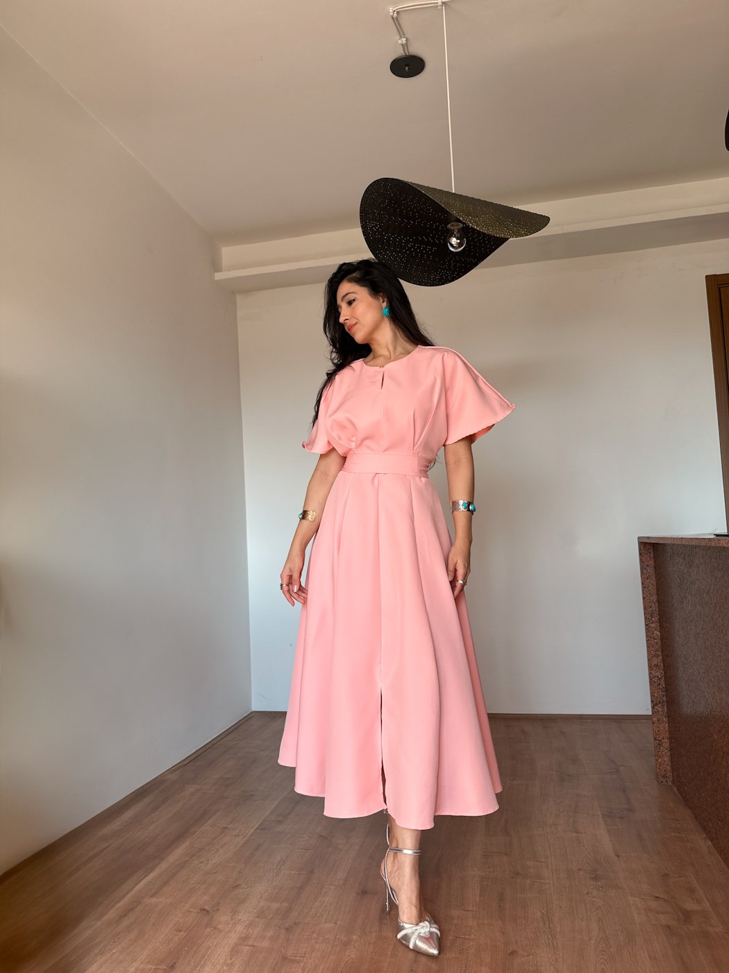 02 vestido midi manga ampla cinto faixa com ziper nas costas larissa