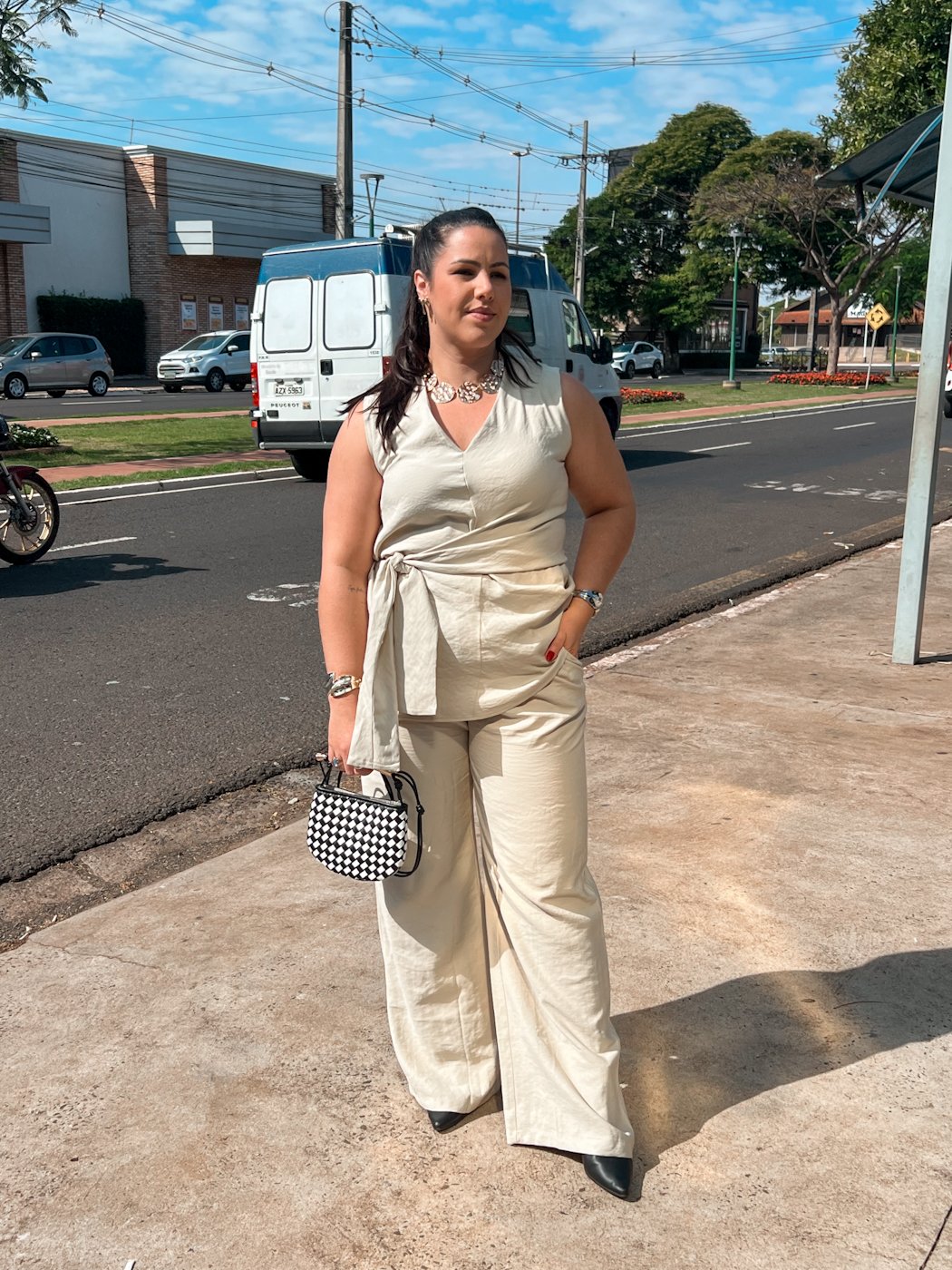04 conjunto feminino de blusa sem manga assimetrica com amrracao e calca pantalona social duda
