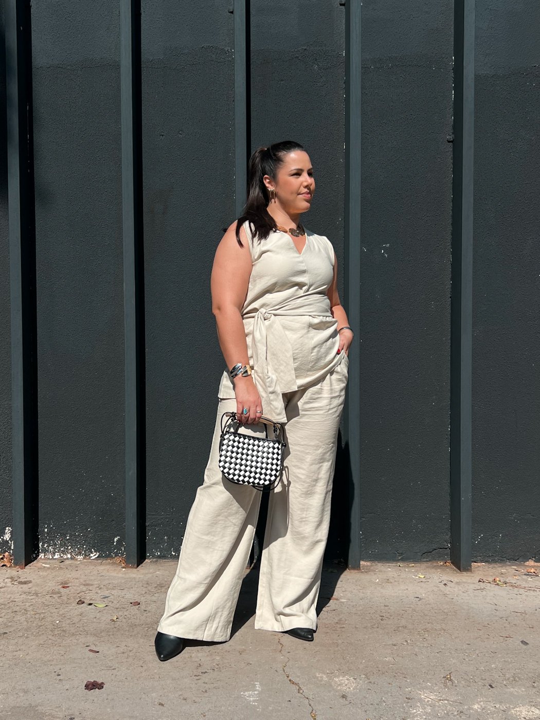 08 conjunto feminino de blusa sem manga assimetrica com amrracao e calca pantalona social duda