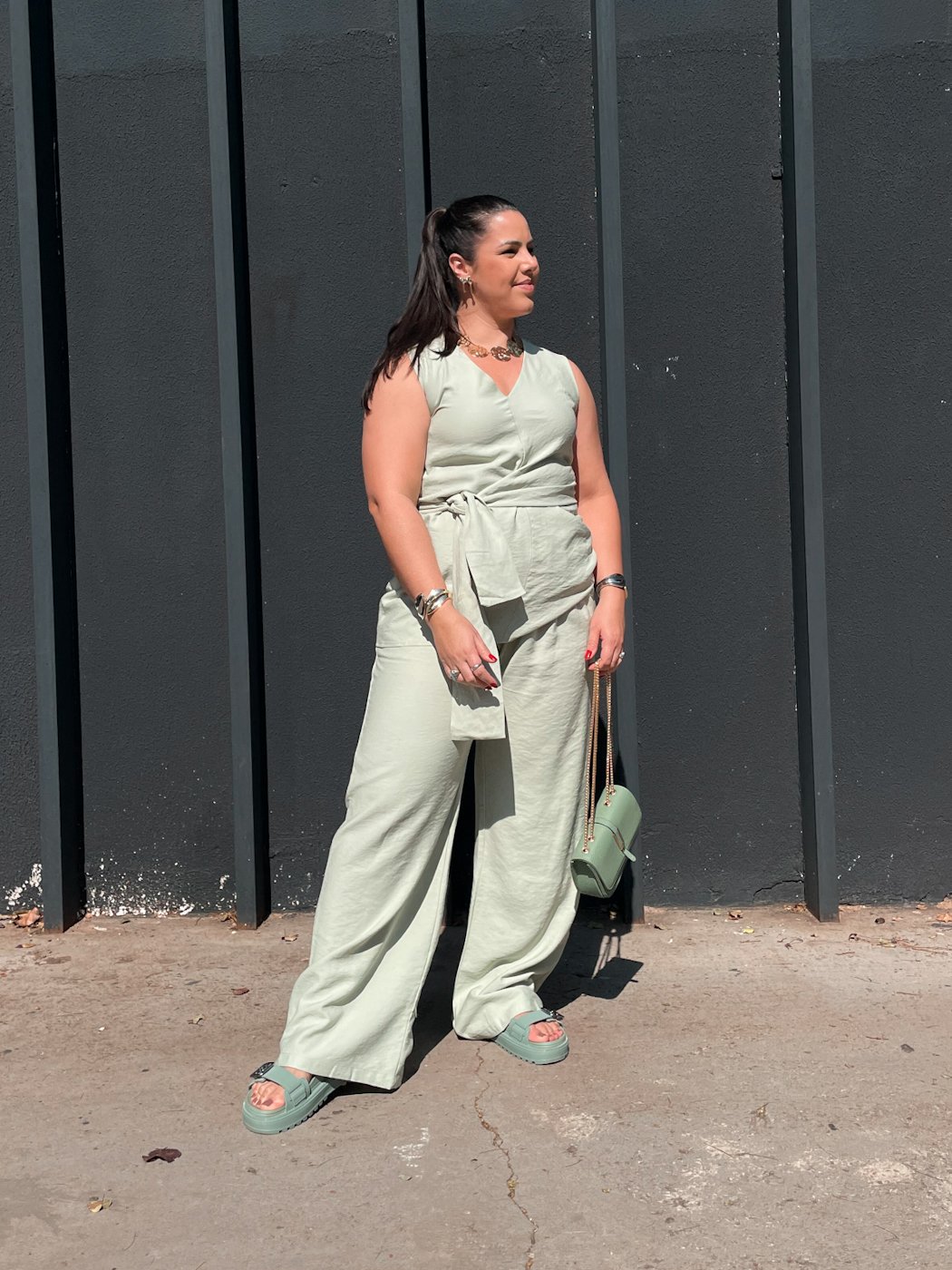 18 conjunto feminino de blusa sem manga assimetrica com amrracao e calca pantalona social duda