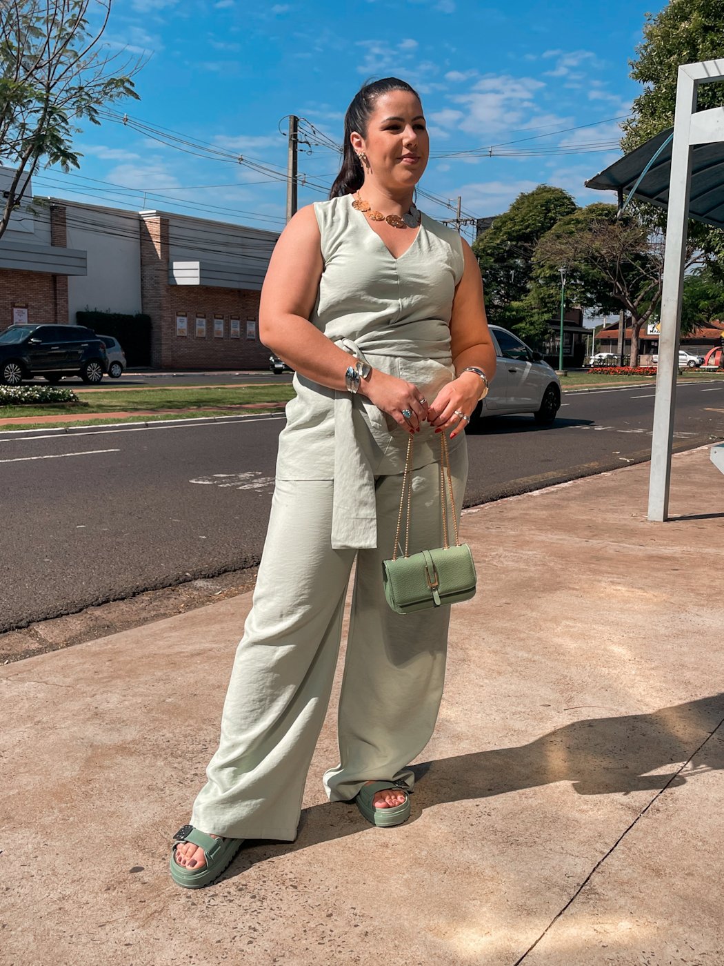 19 conjunto feminino de blusa sem manga assimetrica com amrracao e calca pantalona social duda