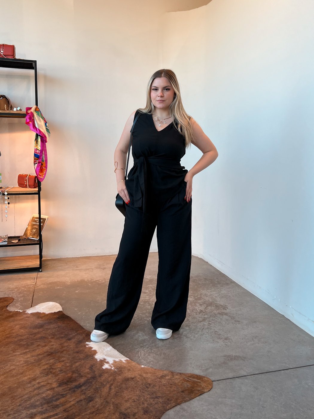 26 conjunto feminino de blusa sem manga assimetrica com amrracao e calca pantalona social duda