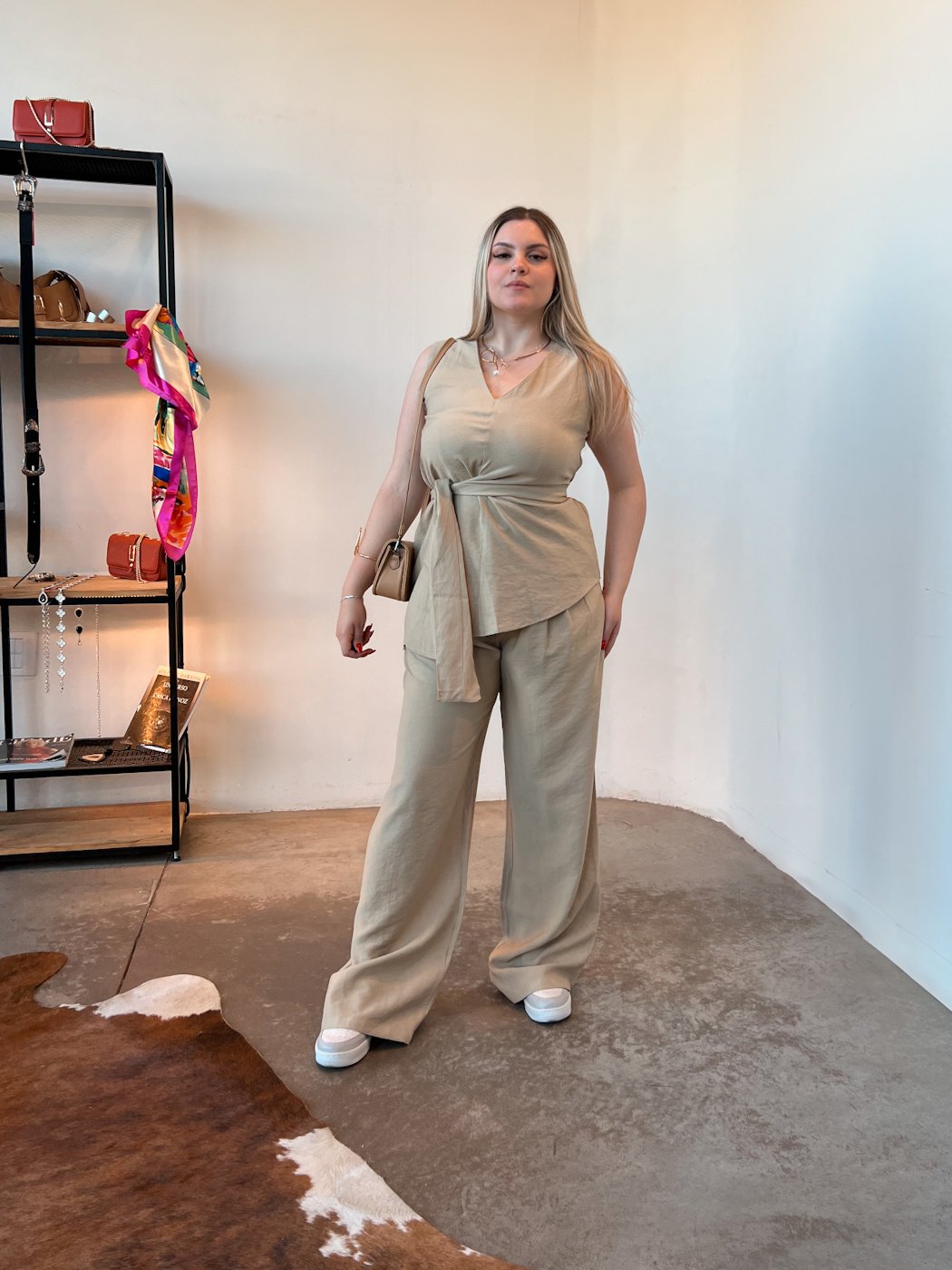 29 conjunto feminino de blusa sem manga assimetrica com amrracao e calca pantalona social duda