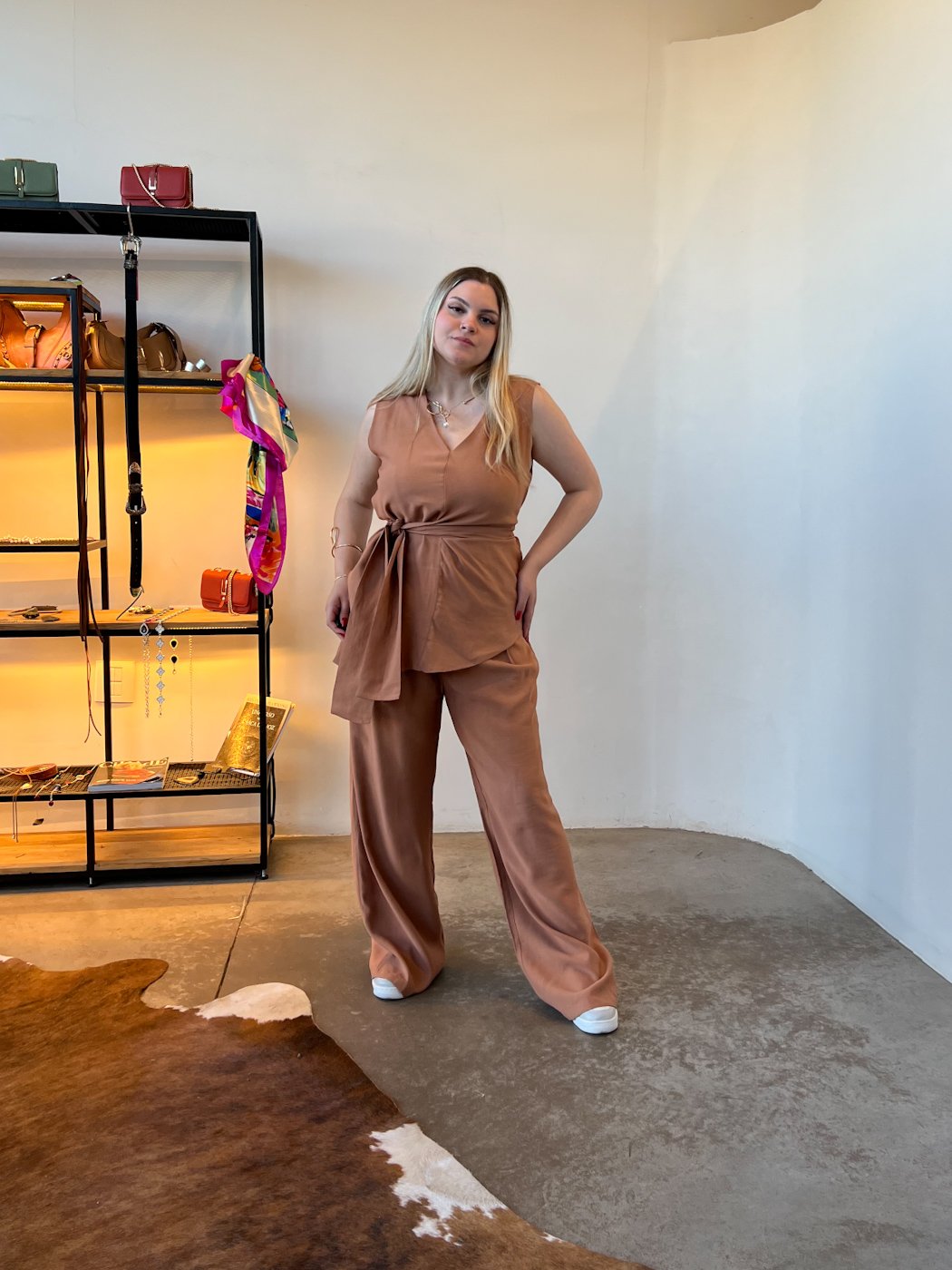 32 conjunto feminino de blusa sem manga assimetrica com amrracao e calca pantalona social duda