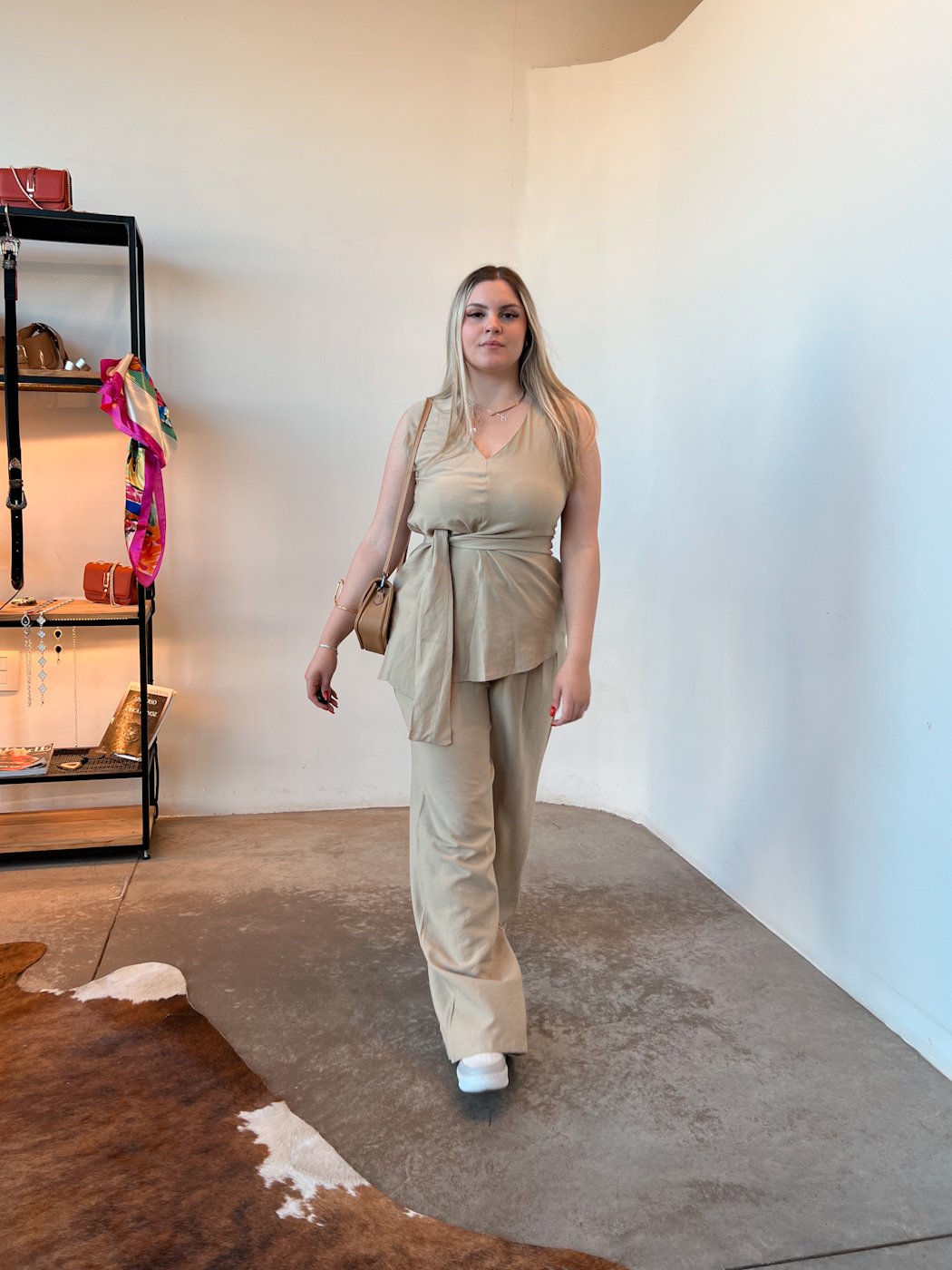 35 conjunto feminino de blusa sem manga assimetrica com amrracao e calca pantalona social duda