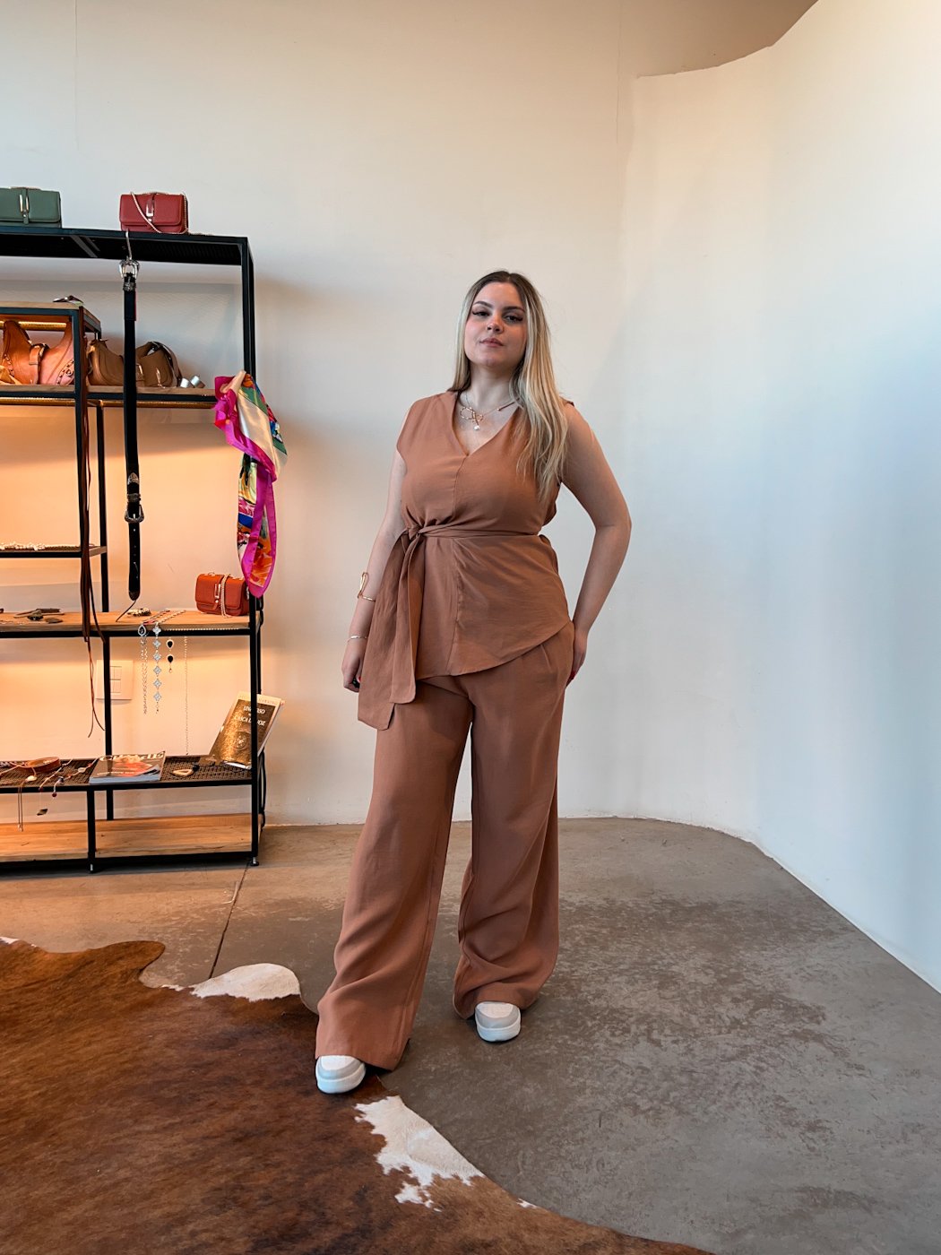 36 conjunto feminino de blusa sem manga assimetrica com amrracao e calca pantalona social duda