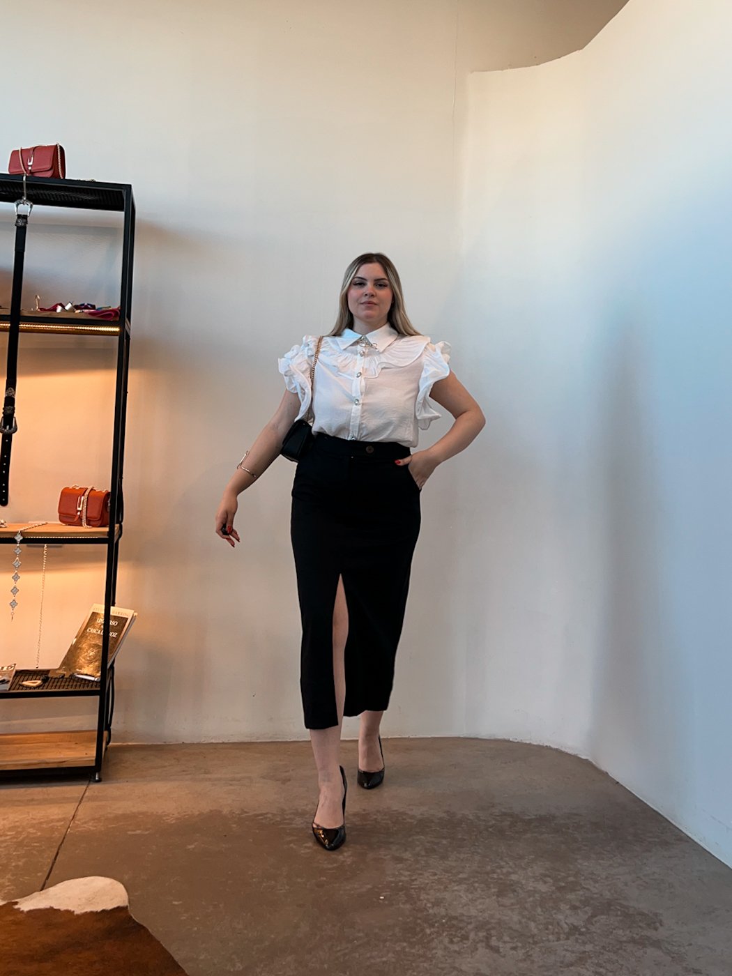 07 saia feminina midi com fenda frontal de viscolinho mayra