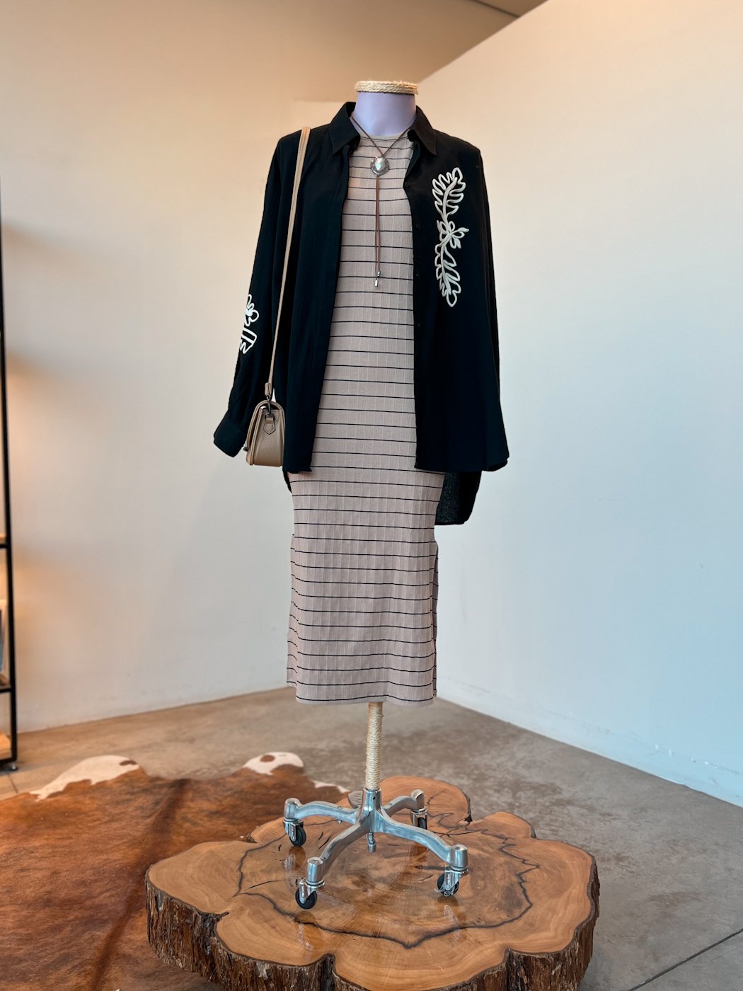 06 vestido feminino canelado midi com fenda lateral marcy