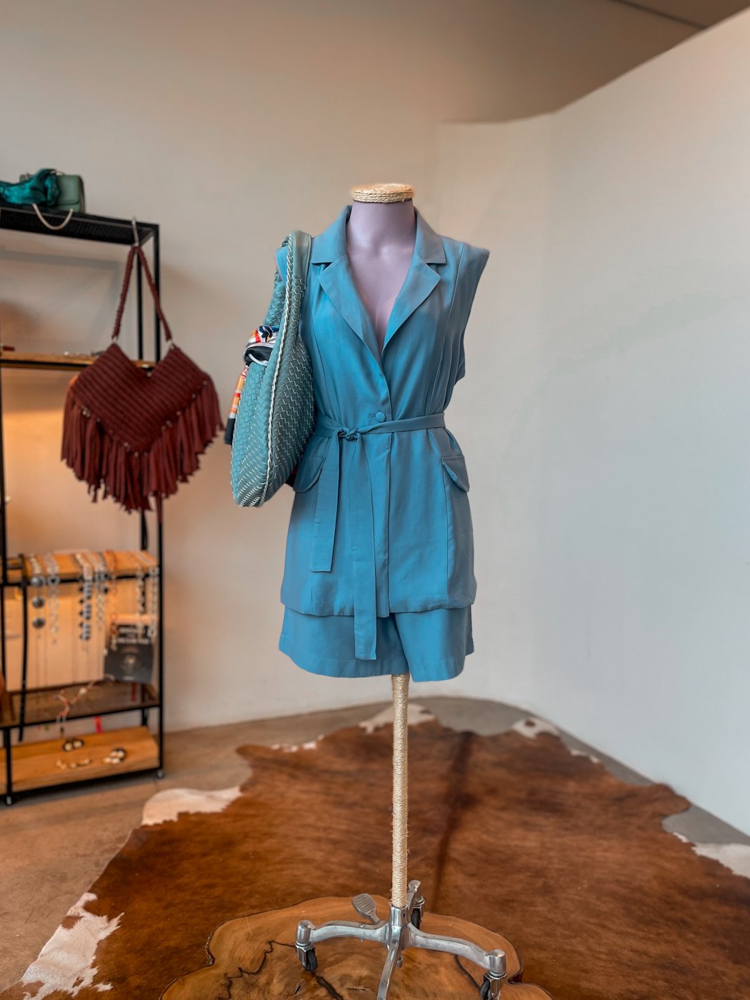 03 conjunto feminino de short e colete alongado com cinto faixa mayra