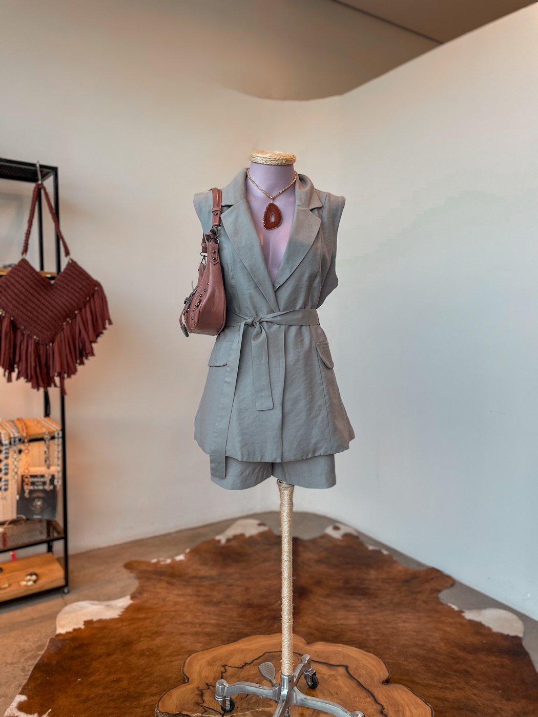 06 conjunto feminino de short e colete alongado com cinto faixa mayra