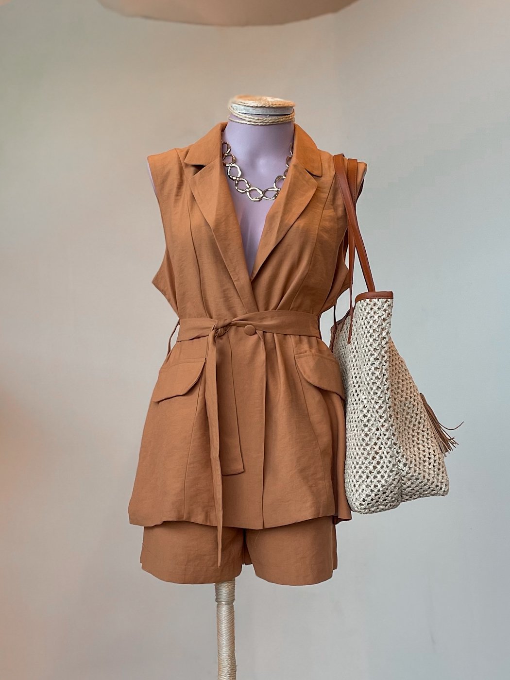 10 conjunto feminino de short e colete alongado com cinto faixa mayra