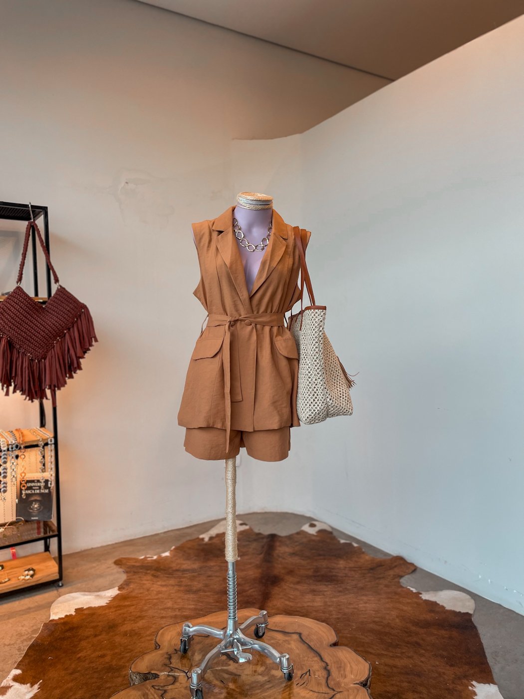 13 conjunto feminino de short e colete alongado com cinto faixa mayra