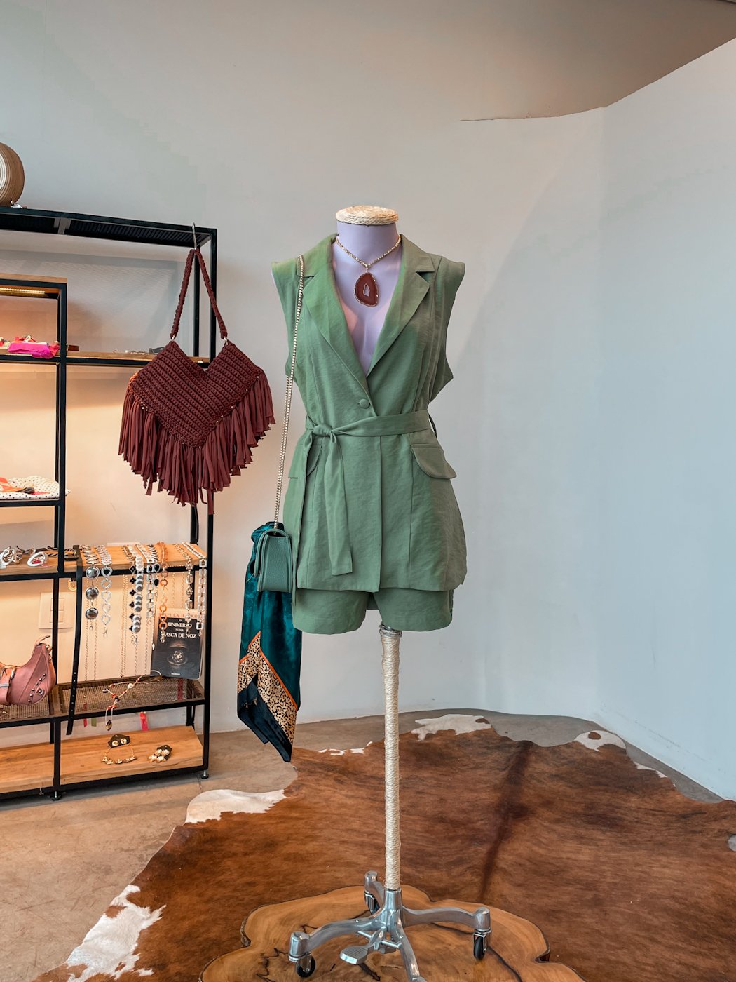 14 conjunto feminino de short e colete alongado com cinto faixa mayra