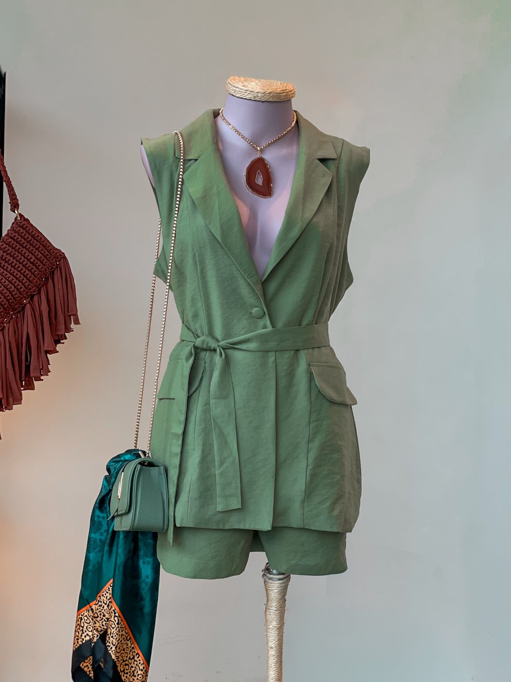 15 conjunto feminino de short e colete alongado com cinto faixa mayra