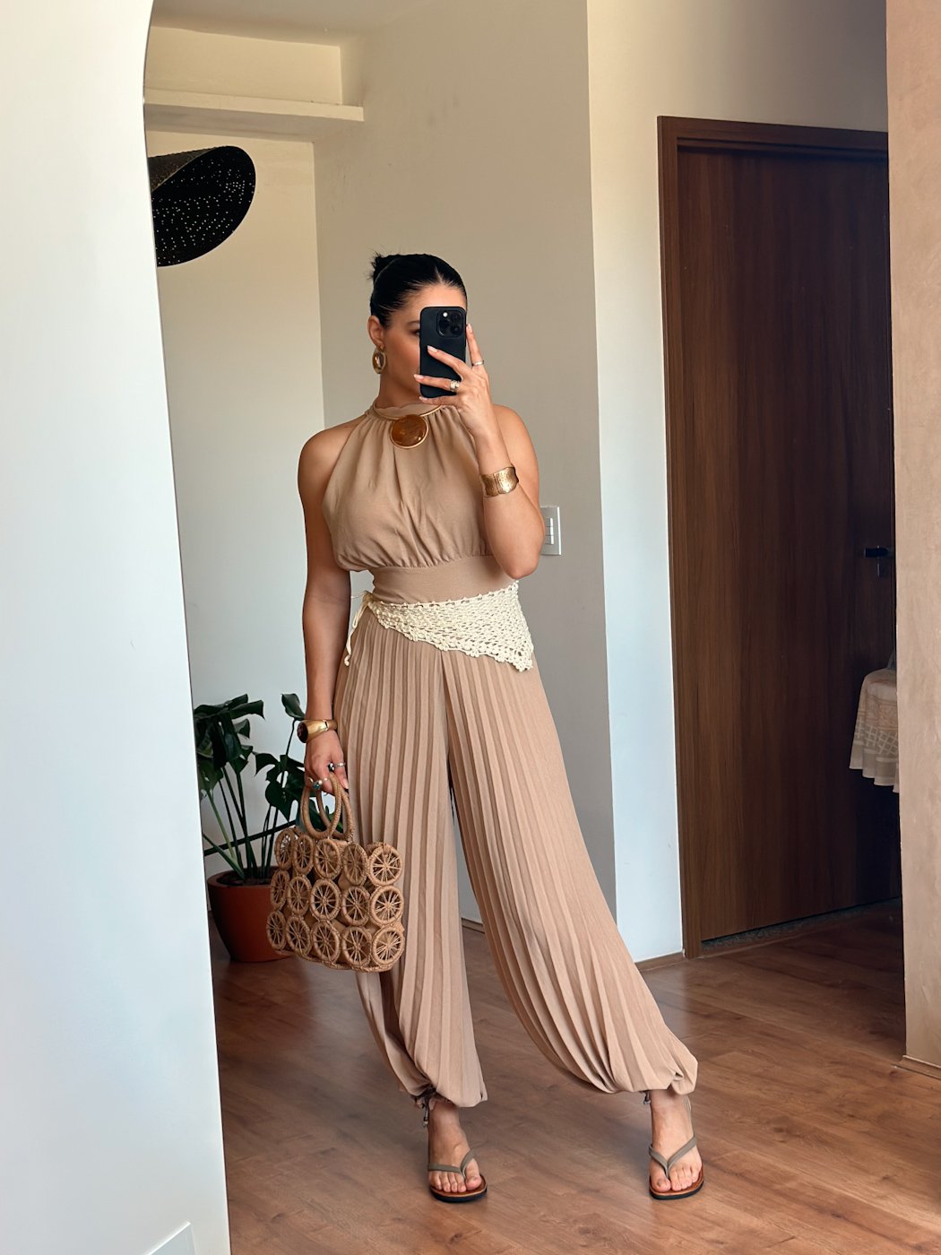 02 macacao feminino de calca plissada halter com lastex nas costas crepe alicia