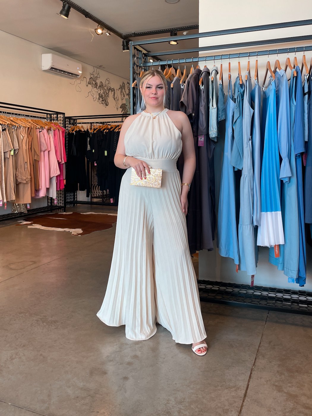 03 macacao feminino de calca plissada halter com lastex nas costas crepe jasmine