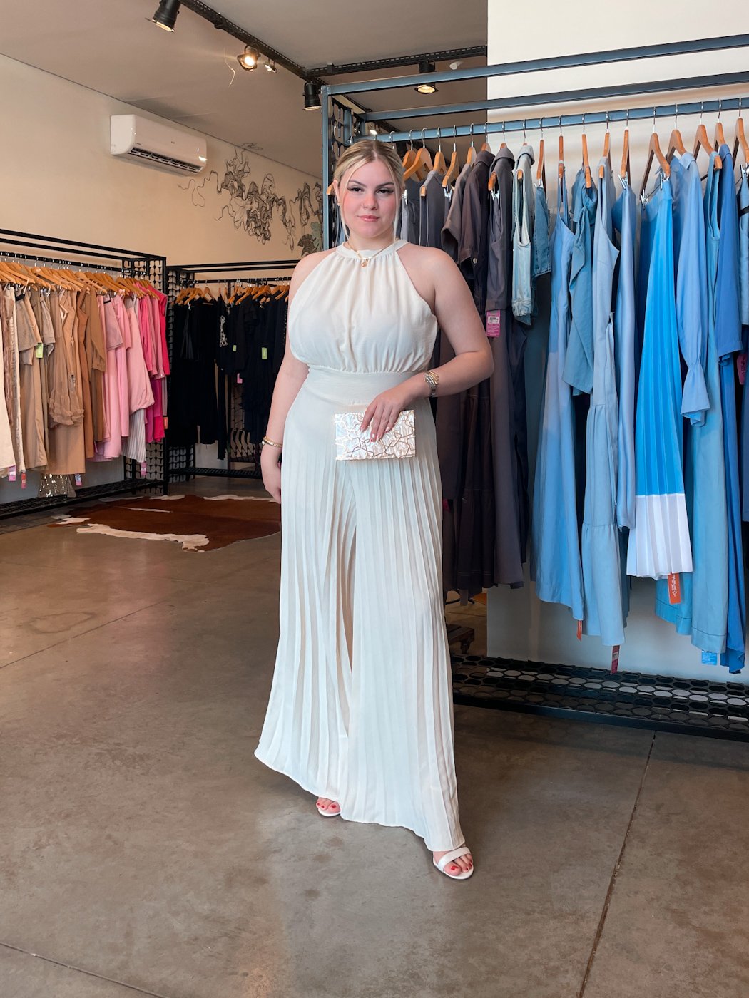 04 macacao feminino de calca plissada halter com lastex nas costas crepe jasmine